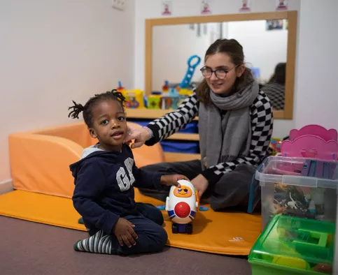 Coup d'Pouce 92 - Marine Chevalier, stagiaire Educatrice de jeunes enfants joue avec Isaac 