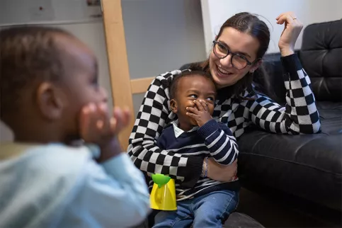 Coup d'Pouce 92 - Nelson s'amuse avec Marine Chevalier, stagiaire Educatrice de jeunes enfants 
