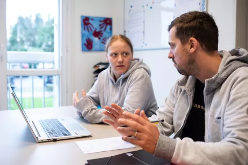 Centre parental La Parenthèse - Chloé, une maman, s'entretient avec Jérôme Sénéchal, moniteur-éducateur