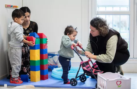 Centre parental La Parenthèse - Séfora joue avec ses enfants Laurentu et Ema. Elle est accompagnée par Marietta Jolivet, éducatrice spécialisée