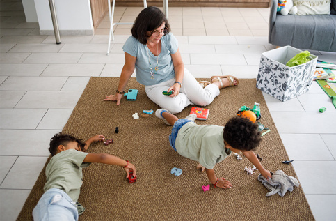 Dispositif Parent'Aise - Alix d'Ornellas, conseillère conjugale et familiale joue avec 2 enfants dont la maman est en entretien avec sa collègue