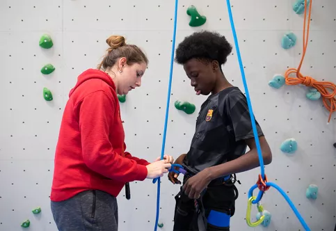 Cours d'escalade pour une classe de 3ème au collège Marcel Callo avec Margaux Havart