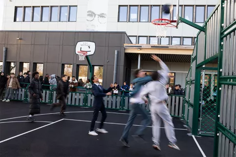 Moment de détente sur le city-stade au collège Marcel Callo