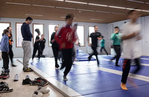 Cours de gymnastique pour une classe de 6ème au collège Marcel Callo avec Julien Smutek