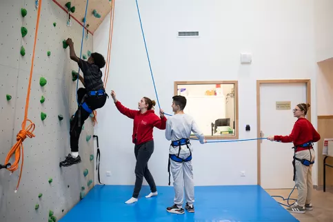 Cours d'escalade pour une classe de 3ème au collège Marcel Callo avec Margaux Havart