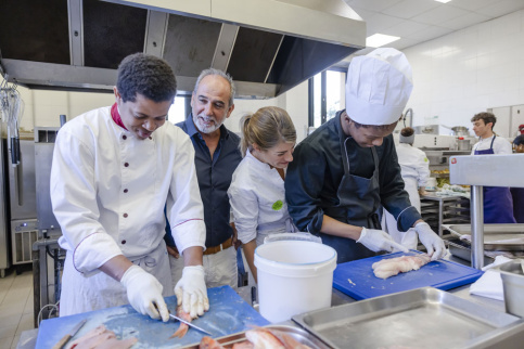 Des apprentis cuisiniers dans une cuisine du jardin du cloitre à Marseille