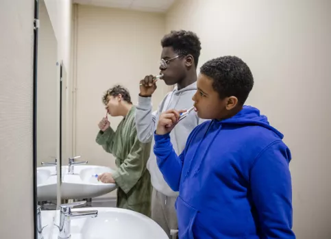 3 garçons en train de se laver les dents