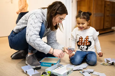 Maison des familles de Montdidier, Solène Desachy,  joue avec la petite Annaë