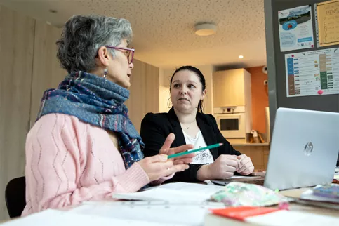 Maison des familles de Montdidier, Carole, une bénévole (à gauche) accueille une maman, Elodie