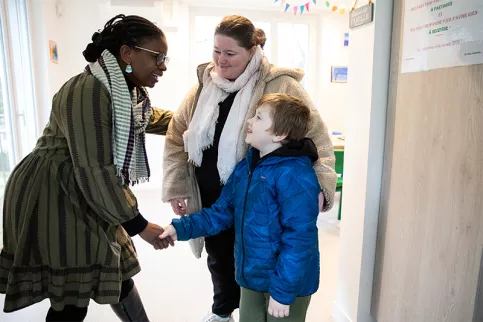 Maison des familles de Montdidier,cile Sessou, directrice, accueille Baptiste et sa maman Aurore 