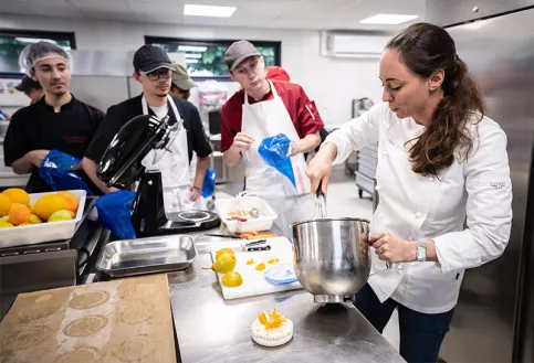 Nina Métayer avec des jeunes apprentis du lycée professionnel de Bouguenais 