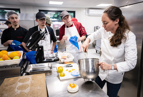 Nina Métayer avec des jeunes apprentis du lycée professionnel de Bouguenais