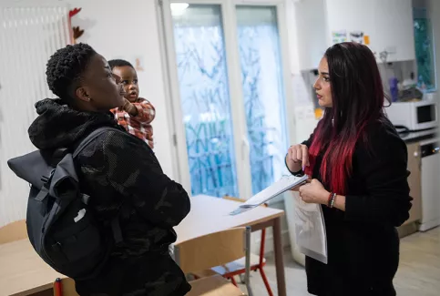 Coup d'Pouce 92 - Moment des transmissions : La maman de Madou échange avec Laura Lopes, auxiliaire de puériculture.