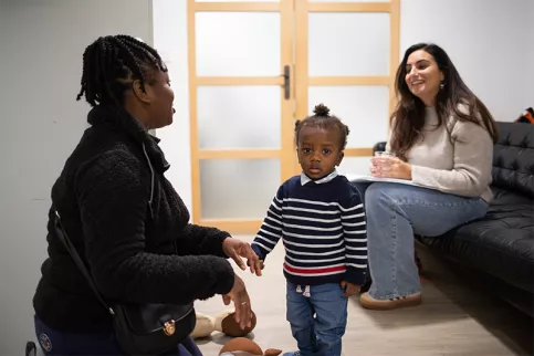 Coup d'Pouce 92 - Moment des transmissions : La maman de Nelson échange avec Linda Chérifi, auxiliaire de puériculture.