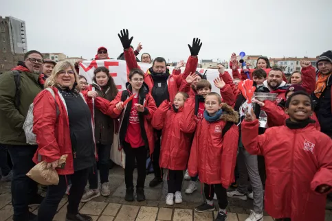 Jeunes réunis autour du DG en attendant le franchissement de la ligne d'arrivée