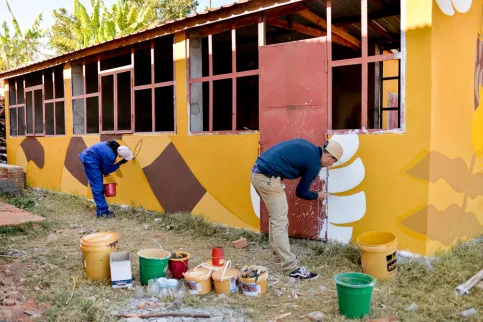 jeunes en train de faire une fresque sur un mur à Madagascar