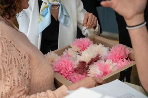 plateau avec des fleurs en papier