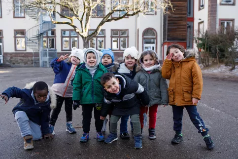 Les enfants dans la cour de l'école Joie de Vivre