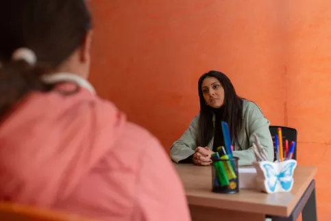 face à face entre une jeune fille et une psychologue