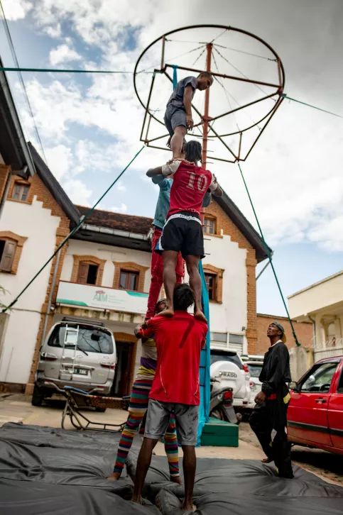 Jeunes faisant des exercices d'équilibristes