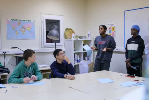 Des jeunes en classe travaillant l'éloquence
