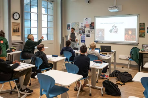 salle de classe avec des jeunes de l'établissement St Philippe