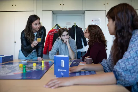 une jeune femme anime un jeu de société