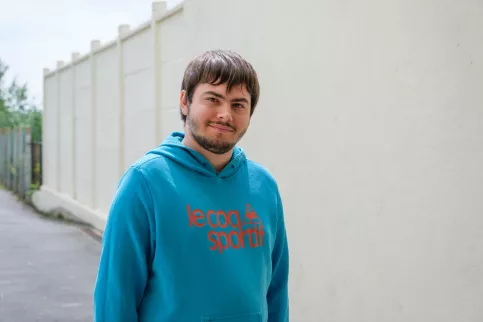 portrait d'un jeune avec un sweat bleu