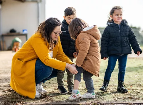 Ecole Saint-Etienne - Mélanie Barbotin, éducatrice, s'occupe des enfants pendant la récréation.