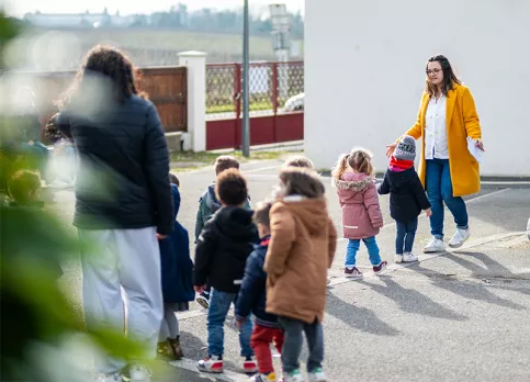 Ecole Saint-Etienne - Mélanie Barbotin, éducatrice, s'occupe des enfants pendant la récréation. Les enfants se mettent en rang