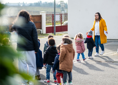 Ecole Saint-Etienne - Mélanie Barbotin, éducatrice, s'occupe des enfants pendant la récréation. Les enfants se mettent en rang