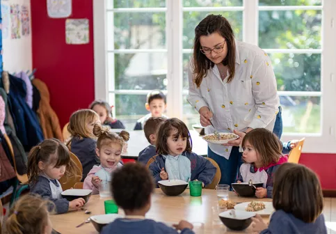Ecole Saint-Etienne - Mélanie Barbotin (éducatrice)  s'occupe des maternelles pendant le temps du repas.