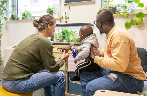 La Touline de Lyon - Jehanne Magnin coordinatrice, reçoit un papa et son petit garçon et parlent devant l'aquarium