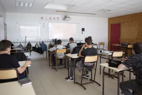 jeunes collègiens en salle de classe