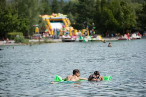 Jeux de jeunes se baignant au lac de Veynes