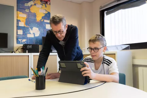Collège Nouvelle Chance - Une journée avec Batiste. En cours de mathématiques avec son professeur Laurent Guittet, travail sur une tablette numérique