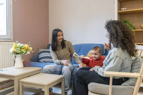 Une maman et son enfant et une personne de la résidence St Bruno