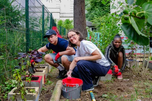 AESI - Lucas, Charlotte et Maëlle Bourgeois (cheffe de projet développement et ouverture au monde) peignent des pots dans le jardin 