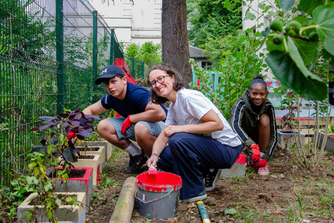 AESI - Lucas, Charlotte et Maëlle Bourgeois (cheffe de projet développement et ouverture au monde) peignent des pots dans le jardin