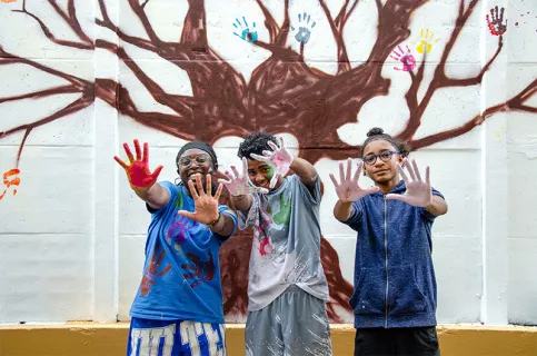 AESI - Evans, Nigel et Paris posent devant l'arbre peint sur la fresque