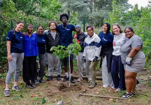 AESI - Groupe de jeunes et adultes français et mauriciens devant le figuier de l'amitié fraîchement planté 