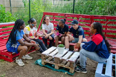 AESI - Groupe de jeunes français et mauriciens discutant avec Maëlle Bourgeois (cheffe de projet développement et ouverture au monde) dans le jardin