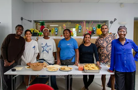 AESI - Groupe d'éducateurs et de jeunes ayant préparé des spécialités mauriciennes