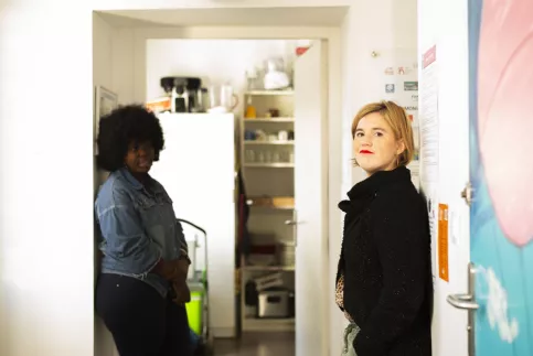 deux jeunes femmes dans une maison des familles