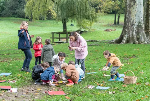 Groupe scolaire Notre-Dame-de-Lourdes -   L'école du dehors   avec Nathalie Colmant, référente pédagogique (à gauche), et Mme Bouvier, une maman