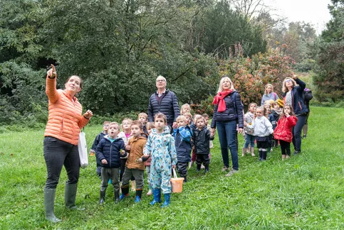Groupe scolaire Notre-Dame-de-Lourdes -   L'école du dehors avec des parents et grands-parents - Marie-Aude Pegeot enseignante (en orange) et Nathalie Colmant, référente pédagogique (à l'arrière) 