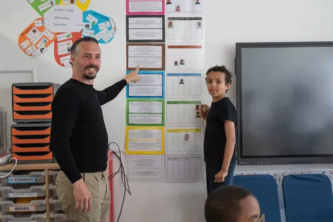 Ecole Pier Giorgio Frassati annexe Saint-Cyr – Maxime Michel, directeur devant le panneau des ceintures de comportement