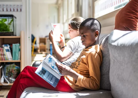 Ecole Pier Giorgio Frassati annexe Saint-Cyr – Thierno lit un livre sur un canapé