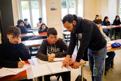 Collège Saint-Louis - Cours de sciences des 3ème : Maël Le Galloudec, éducateur, accompagne les élèves 