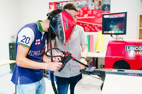 Campus Saint-Lubin - Thomas Taiariol, animateur Nouvelles technologies  - avec Cyril, qui porte un casque de réalité virtuelle